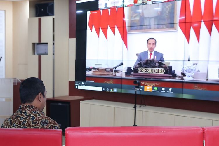 Wali Kota Semarang Hendrar Prihadi sedang menyaksikan Presiden Joko Widodo yang membuka Musrenbangnas 2020 melalui metode telekonferensi, Kamis (30/04/2020).