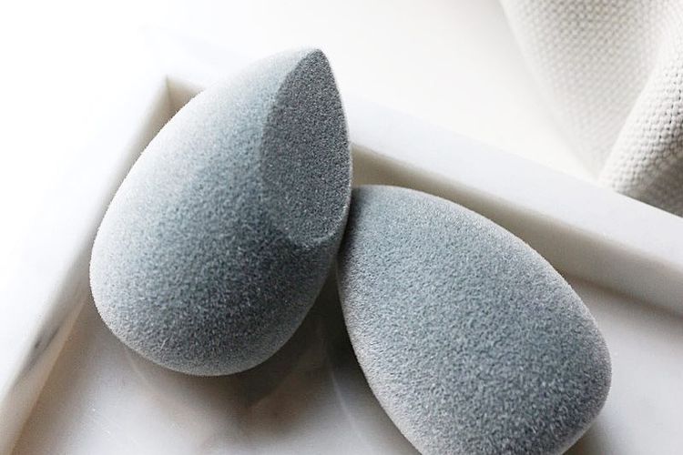 Salah satu produk beauty blender dari Aeris Beaute, Mr Blendie Microfiber Velvet Sponge.
