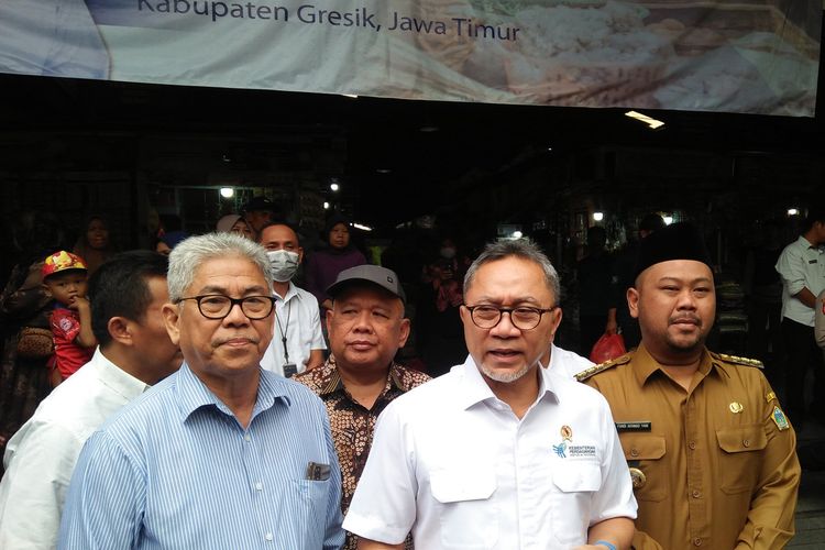 Menteri Perdagangan RI Zulkifli Hasan (dua dari kanan), usai melakukan sidak harga-harga kebutuhan warga di Pasar Baru Gresik, Jawa Timur, Selasa (28/11/2023).