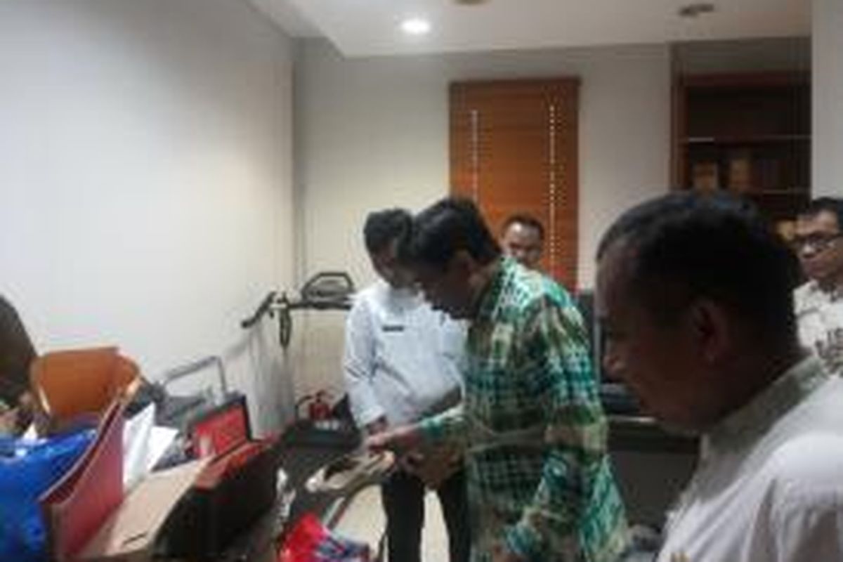 Wakil Gubernur DKI Jakarta Djarot Saiful Hidayat berkeliling Balaikota, Jumat (19/12/2014) pagi. Djarot kaget menemukan sepatu wedges di perpustakaan. 