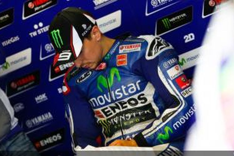 Pebalap Movistar Yamaha asal Spanyol, Jorge Lorenzo, membaca data di paddock pada sesi kualifikasi GP Belanda di Sirkuit Assen, Jumat (27/6/2014).