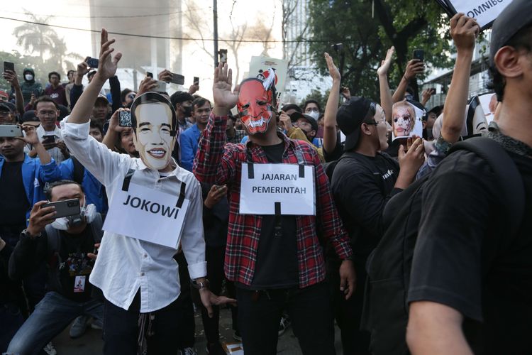 Aksi teatrikal saat demonstrasi di kawasan Patung Kuda Arjuna Wijaya, Jakarta Pusat, Selasa (13/9/2022). Massa buruh hingga mahasiswa turun ke jalan untuk menolak kenaikan harga BBM
