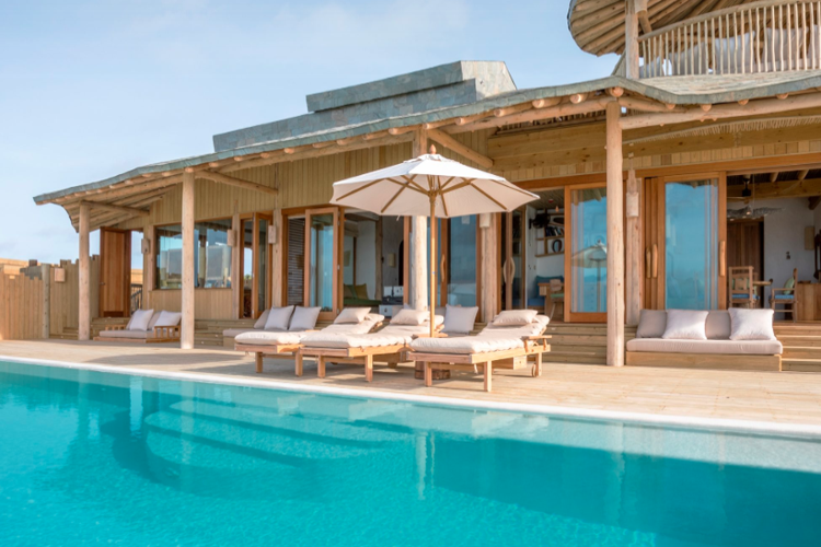 Soneva Fushi memiliki villa atas air dengan kamar terbesar di dunia, berlokasi di Maldives