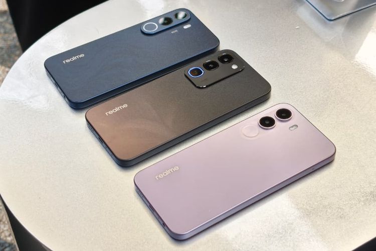 Realme C100 dan C100x hadir dengan baterai super jumbo berkapasitas 8.000 mAh. Sementara itu, Realme C100i hadir dengan baterai sedikit lebih kecil, yaitu 7.000 mAh.