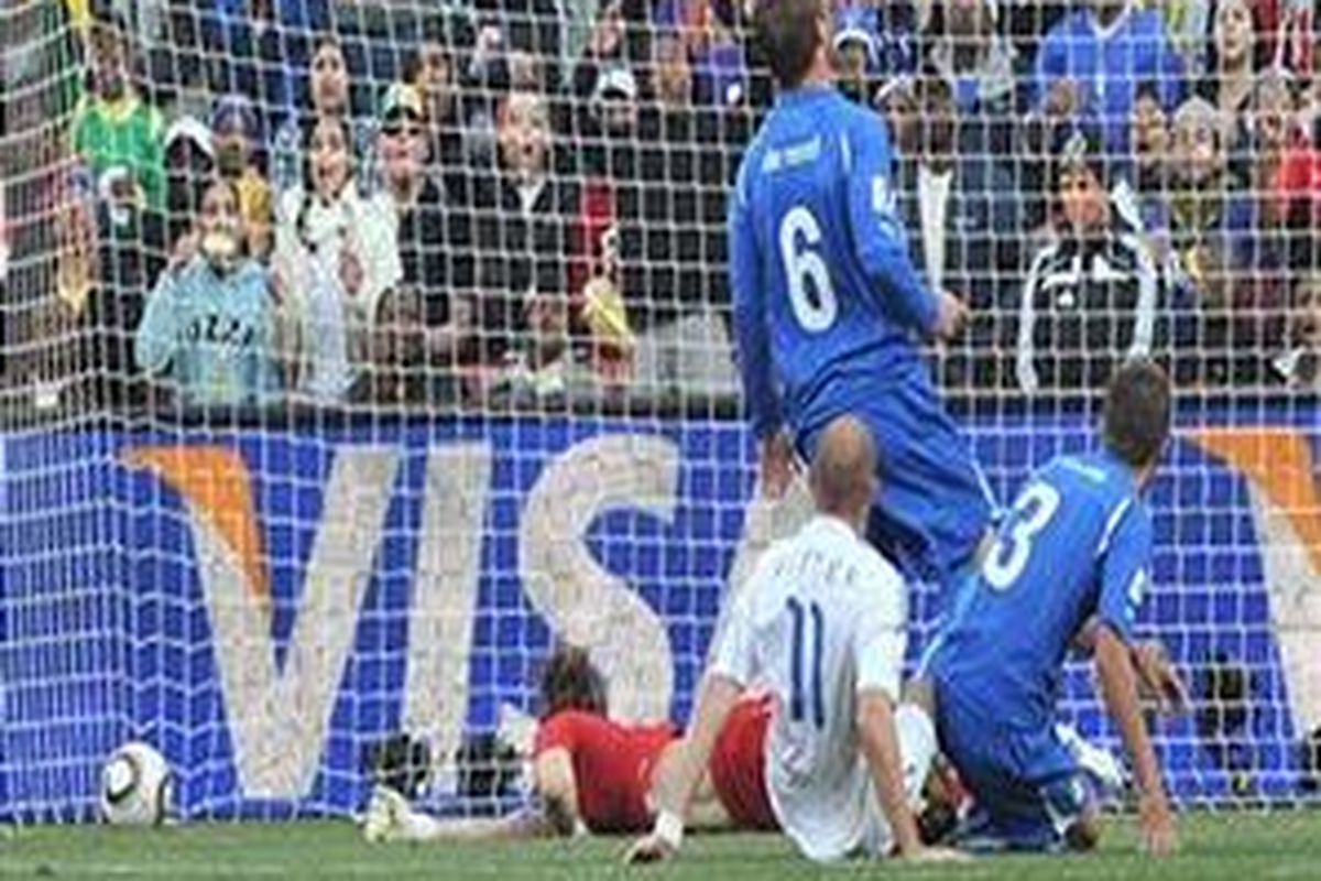 Penyerang Slowakia, Robert Vittek (nomor 11), mencetak gol ke gawang Italia, pada laga penyisihan grup Piala Dunia 2010 Afrika Selatan, Kamis (24/6/2010).