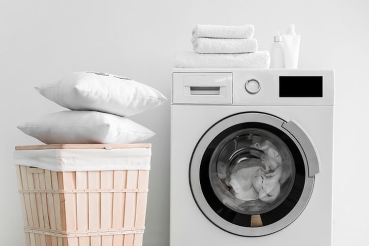 Ilustrasi mencuci bantal dengan mesin cuci. 
