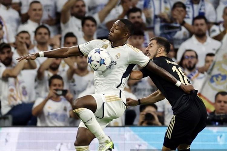 Bek Real Madrid, David Alaba (kiri), berebut bola dengan pemain Union Berlin, Josip Juranovic, dalam matchday pertama Grup C Liga Champions 2023-24 di Stadion Santiago Bernabeu, Rabu (20/9/2023).