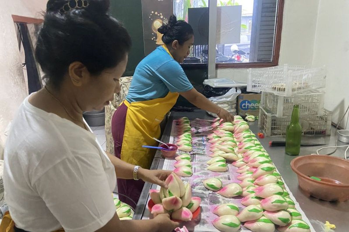 Pemilik UMKM rumahan saat produksi kue teratai buat Tahun Baru Imlek 2576, di Denpasar, Bali, Senin (27/1/2025). 