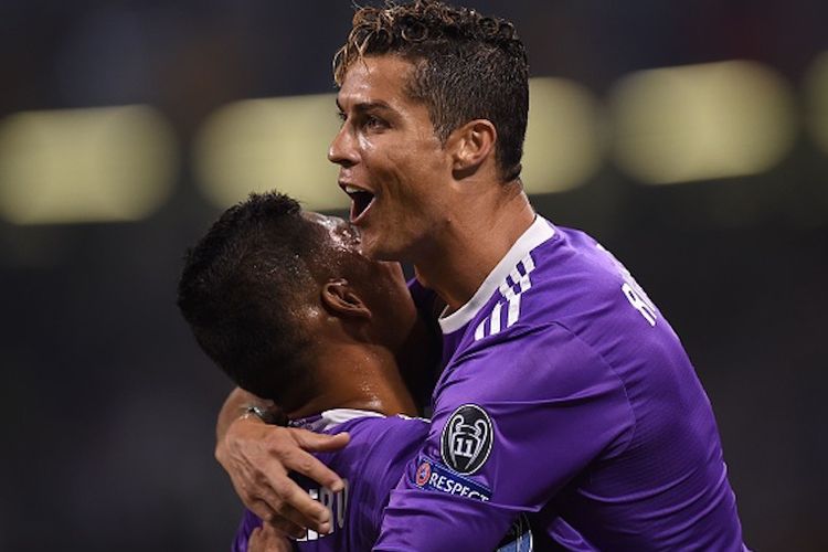 Cristiano Ronaldo merayakan gol Real Madrid ke gawang Juventus bersama Casemiro pada pertandingan final Liga Champions di Stadion Millenium, Sabtu (3/6/2017). 