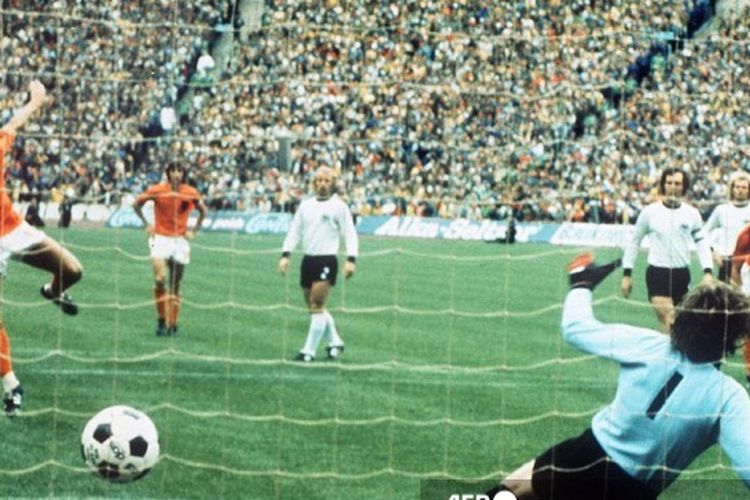 Gelandang Belanda Johan Neeskens mencetak gol penalti pada laga final Piala Dunia 1974 melawan Jerman Barat di Olympiastadion, Muenchen, Jerman, 7 Juli 1974. Meski unggul lebih dulu, Belanda kalah 1-2 dari Jerman Barat di akhir laga dan gagal merengkuh trofi.