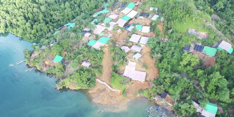 Gambar udara lokasi pertambangan tanpa izin di Kampung Bowone, Pulau Sangihe, Sulawesi Utara.