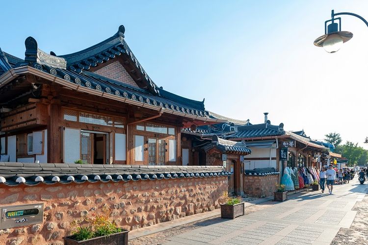 Ilustrasi Korea Selatan - Deretan rumah tradisional Korea bernama hanok di Jeonju Hanok Village, Korea Selatan.