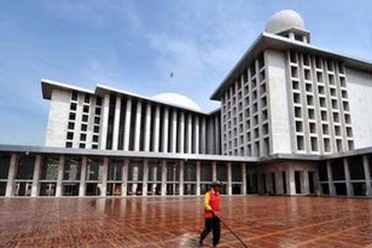 Seorang petugas kebersihan mengepel lantai Masjid Istiqlal, Jakarta, Selasa (9/11/2010) sebelum kunjungan Presiden AS Barack Obama.