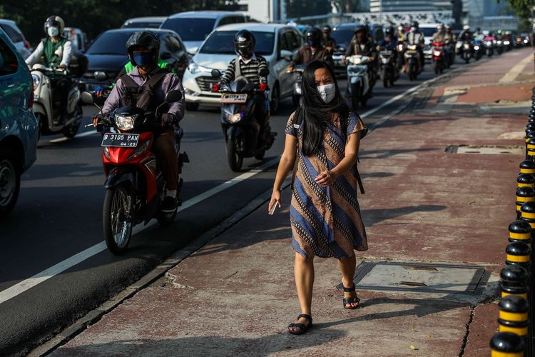 Pekerja kantoran berjalan kaki menuju kantornya di Jalan M.H. Thamrin, Jakarta Pusat, Senin (8/6/2020). Pemprov DKI Jakarta mengizinkan perkantoran kembali beroperasi sejak hari ini, namun dengan penerapan protokol kesehatan.