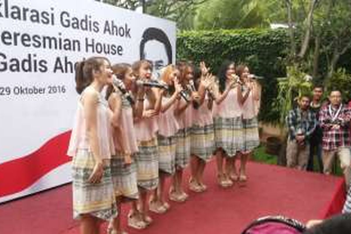 Grup vokal Cherrybelle saat tampil memeriahkan deklarasi Gerakan Aksi Srikandi Coblos Ahok atau Gadis Ahok di Cilandak, Jakarta Selatan, Sabtu (29/10/2016). 