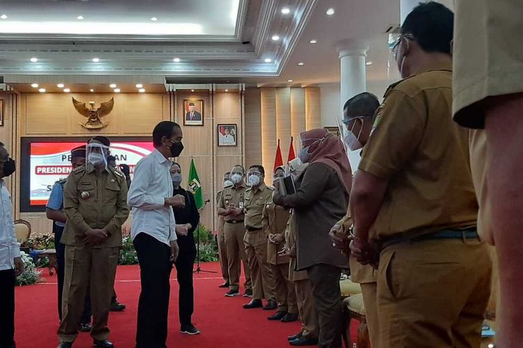 Presiden Joko Widodo dihadapan para Kepala Daerah se-Provinsi Banten mengingatkan agar waspada walaupun tren kasus positif Covid-19 sudah menurun drastis.