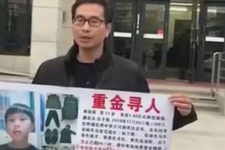Ayah dari bocah bermarga Huang ketika mencari anaknya di Yueqing, China. Kabar penculikan bocah 11 tahun itu ternyata dikarang oleh si istri karena dia bertengkar dengan suaminya.