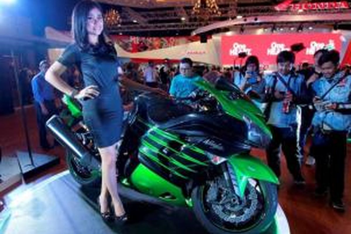 Kawasaki Ninja ZX-14R dipamerkan pada pembukaan Indonesia Motorcycle Show 2014 di Jakarta Convention Center, Jakarta, Rabu (29/10/2014). Pameran khusus sepeda motor terbesar di Tanah Air ini akan berlangsung hingga 2 November mendatang.