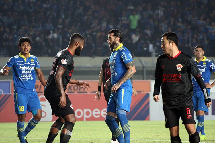 Bek Persib Bandung, Bojan Malisic, bersiap menyambut set piece sepak pojok saat Persib berhadapan dengan Kalteng Putra FC, di Stadion Si Jalak Harupat, Kabupaten Bandung, Selasa (16/7/2019). (KOMPAS.com/SEPTIAN NUGRAHA)