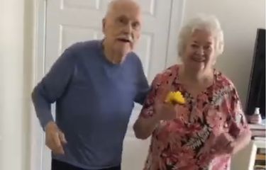 Pron Nenek Kakek - Kakek-Nenek Rayakan 59 Tahun Pernikahan dengan Menari TikTok