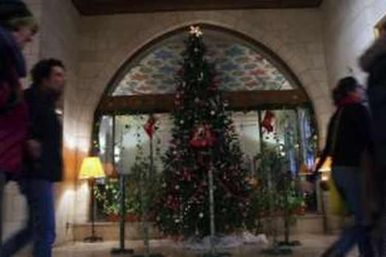 Sebuah pohon Natal yang dipasang di sebuah hotel di Jerusalem.