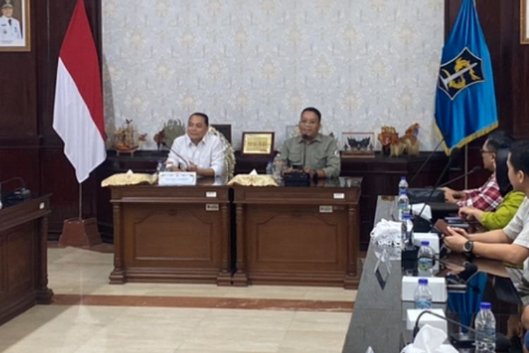 Wali Kota Surabaya, Eri Cahyadi saat bertemu perwakilan minimarket, Rabu (18/6/2025).