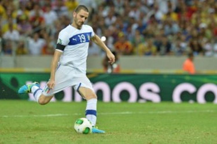 Bek Italia, Leonardo Bonucci, gagal mengeksekusi tendangan penalti pada semifinal Piala Konfederasi 2013 melawan Spanyol, Kamis (27/6/2013). Italia kalah 6-7 dari Spanyol lewat adu penalti.