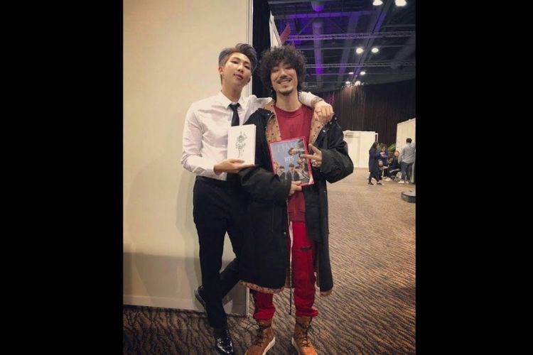 RM BTS (kiri) dan Tiger JK (kanan) bepose bersama.