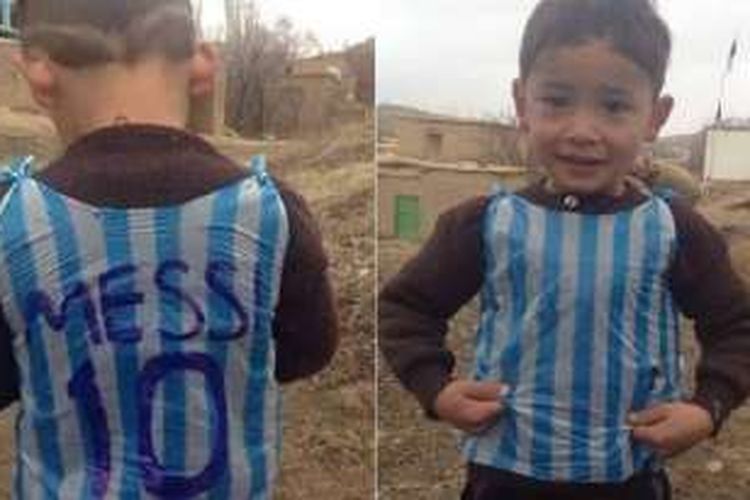 Bocah asal Afganistan bernama Murtaza Ahmadi mengenakan kaus plastik bertuliskan nama Messi.