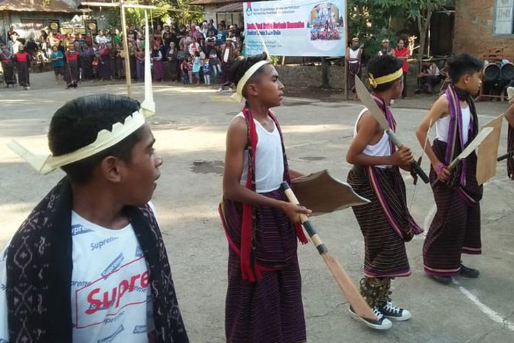 Tarian Dolo-dolo di Horowura, Desa Horinara, Kecamatan Kelubagolit, Adonara, Flores Timur, Nusa Tenggara Timur, Sabtu (29/6/2019).