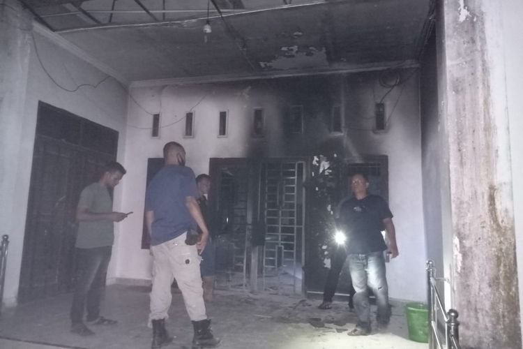 Petugas memadamkan api di kantor Dinas Sosial Kabupaten Aceh Timur, Provinsi Aceh, Rabu (13/12/2023) malam