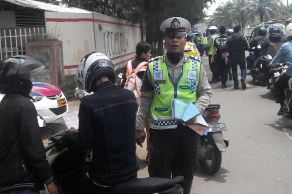 Beberapa pengemdara terjaring razia kendaraan di Jalan Daan Mogot, Cengkareng, Jakarta Barat, Rabu (25/2/2015)