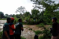 Terjebak di Tengah Sungai Saat Asyik Memancing, 2 Warga Blitar Dievakuasi