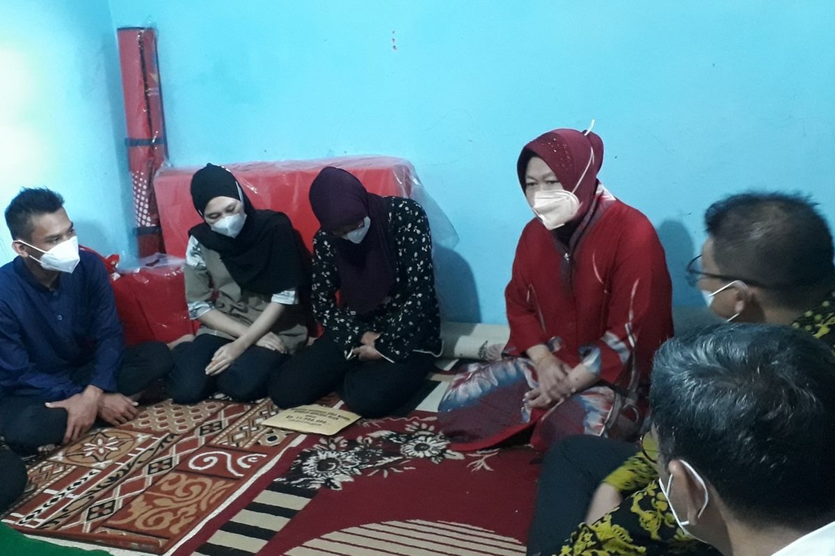 Menteri Sosial, Tri Rismaharini saat mengunjungi keluarga korban banjir bandang