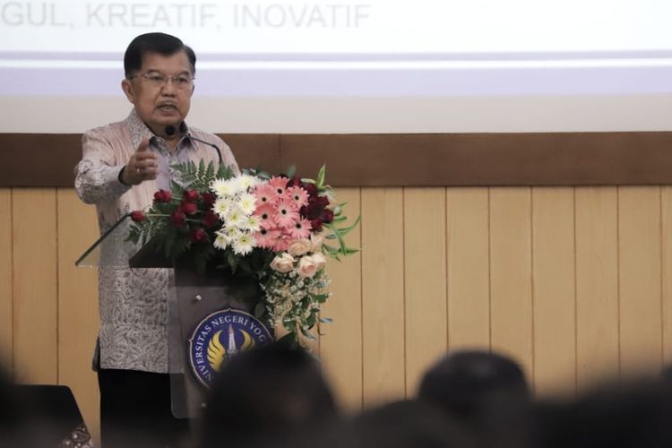 Wakil Presiden Jusuf Kalla saat menjadi pembicara utama Seminar Nasional Dies Natalis Universitas Negeri Yogyakarta (UNY) di Ruang Sidang Utama Rektorat UNY, Sabtu (04/05/2019).