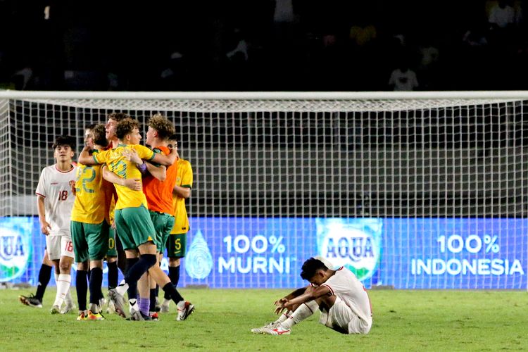 Pemain Timnas U16 Indonesia bersedih diantara selebrasi pemain Australia saat laga semifinal Piala AFF U16 2024 yang berakhir dengan skor 3-5 di Stadion Manahan Solo, Senin (1/7/2024) malam. Atas kekalahan ini Indonesia gagal melaju ke final dan akan melawan Vietnam untuk merebut posisi ketiga.