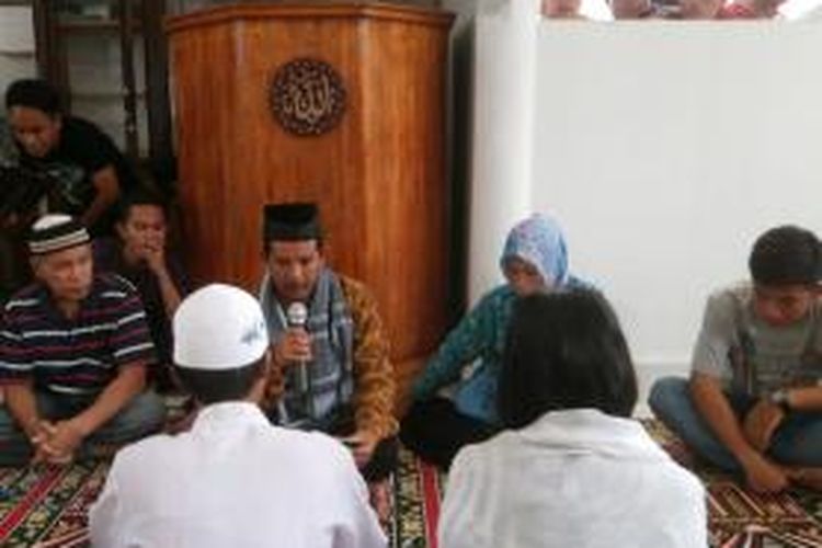 Pasangan ini menjalani proses pernikahan di rumah tahanan(Rutan) Kelas 1 A Kendari, setelah mempelai pria terjerat kasus perlindungan anak, hingga pasangannya hamil.