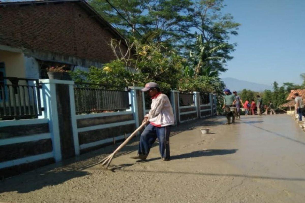 Salah satu kegiatan dari Program Pengembangan Infrastruktur Sosial Ekonomi Wilayah (PISEW).