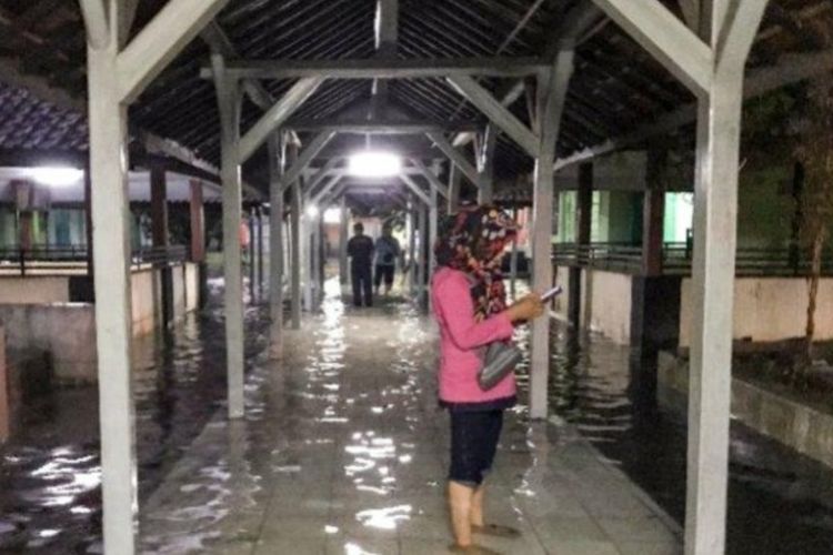 Akibat hujan deras, RSUD dr Soekardjo Kota Tasikmalaya terendam banjir pada Sabtu malam (27/1/2023).