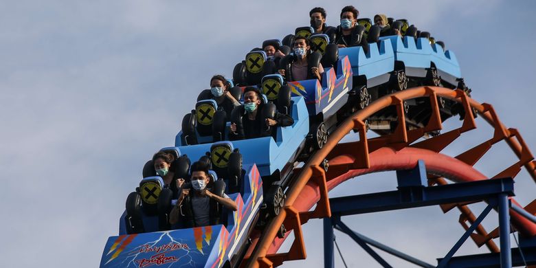 Pengunjung menaiki wahana di Dufan, Taman Impian Jaya Ancol, Jakarta Utara, Kamis (29/10/2020). Liburan panjang dimanfaatkan warga untuk berwisata ke tempat wisata pantai tersebut, jumlah pengunjung tercatat mencapai sekitar 22.000 pada pukul 15.00. Kuota pengunjung dibatasi 25 persen dari kapasitas maksimal atau 25.000 orang pada masa pembatasan sosial berskala besar (PSBB) transisi ini.