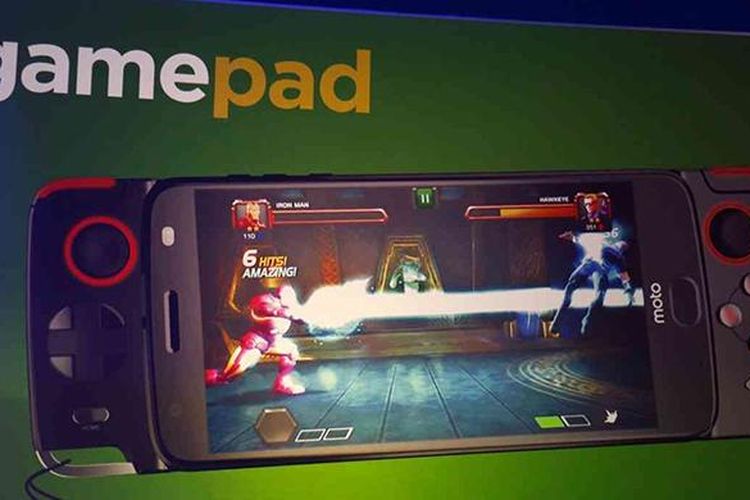 Moto Mod Gamepad untuk mengubah Moto Z menjadi konsol game saku layaknya Nintendo DS.