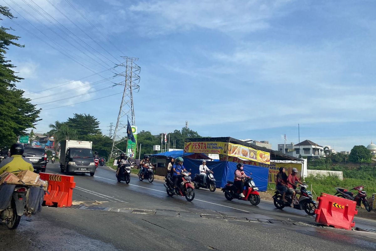 Penutup gorong-gorong di depan pom bensin kawasan Grand Depok City (GDC), Kecamatan Sukmajaya, Depok, Rabu (17/1/2024).