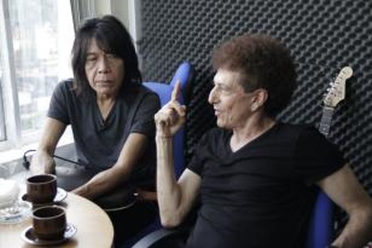 Personel band rock legendaris God Bless, Achmad Albar (kanan) dan Ian Antono, saat berbincang-bincang dalam acara K-akustik di Studio Sinergi, Jakarta, Kamis (11/9/2014). Dalam acara tersebut, God Bless bercerita mengenai perjalanan bermusik dan membawakan beberapa lagu secara akustik.