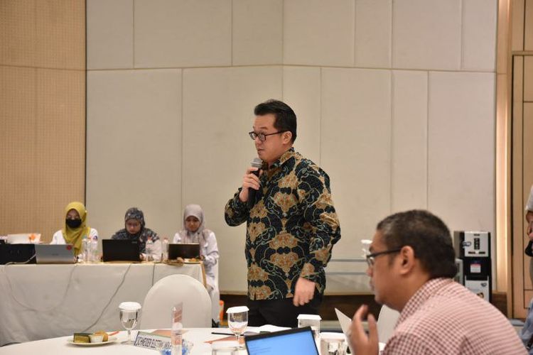 Perwakilan Schneider Indonesia, Hedi Santoso, dalam sesi tanya jawab forum konsultasi publik 2024.