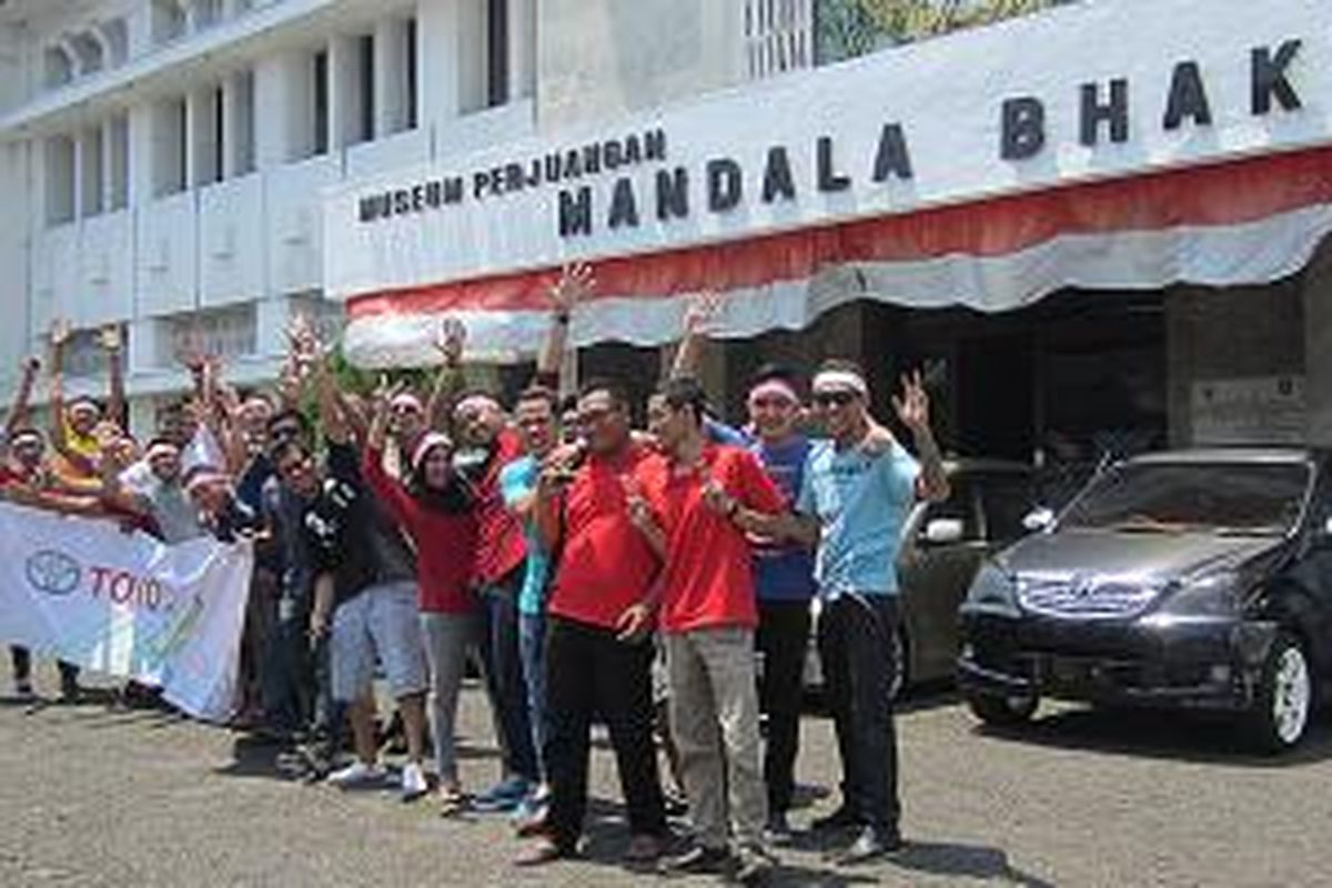 Peserta Avanza Pop You Up berpose di Museum Manggala Bhakti, Semarang, Jawa Tengah (1/1/2014)