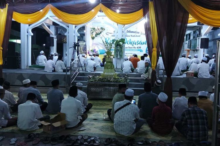 Tradisi Rebo Wekasan pada tahun ini digelar tanpa kirab tumpeng, panitia hanya menyediakan satu tumpeng berukuran besar di halaman Masjid Mambaul Thoat, Selasa (5/10/2021) malam.
