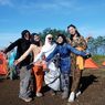 Hari Kartini, 100 Perempuan Pakai Kebaya di Puncak Gunung Kembang Wonosobo