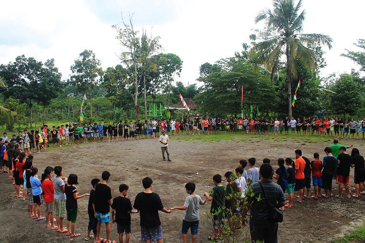 Pengunjung tengah berkegiatan outbound di Desa Wisata Pentingsari.