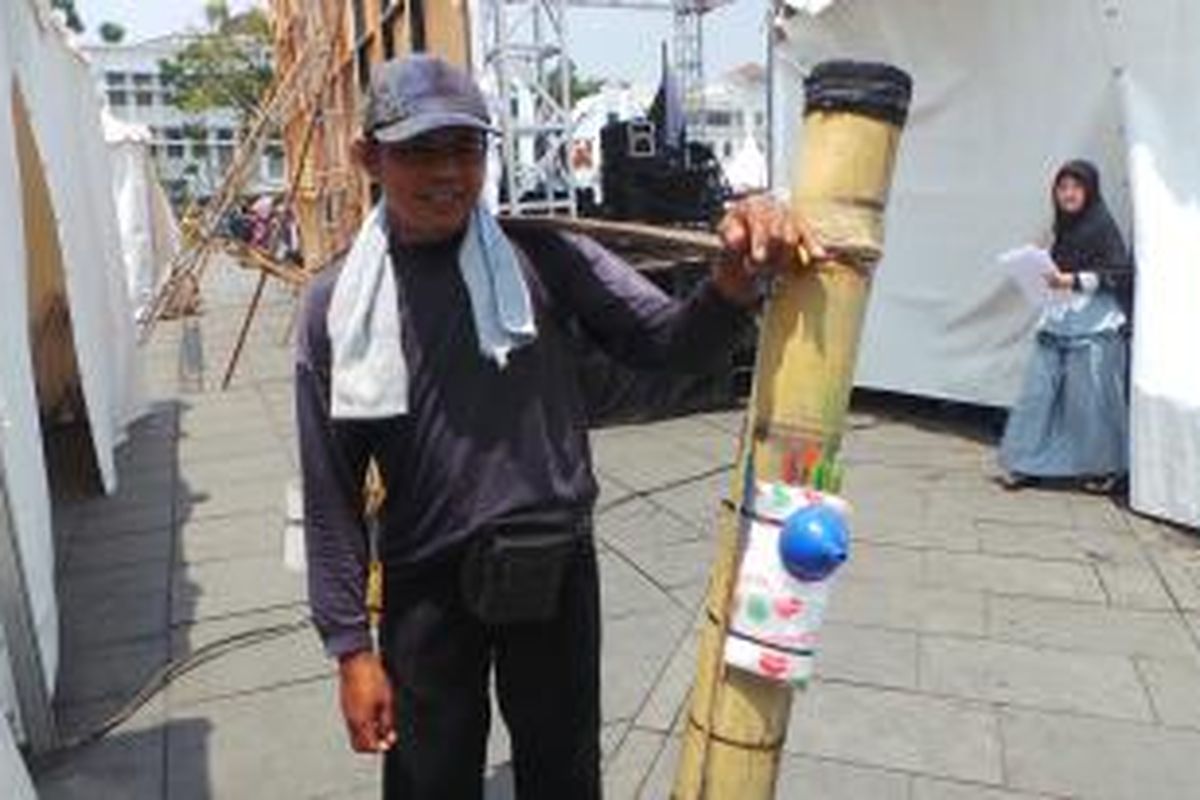 Casmuri (50) pedagang tuak aren di Musem Fatahilah, di Kota Tua, Jakarta Barat. Sabtu (25/10/2014).