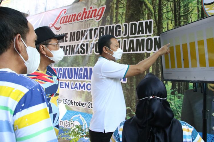 Bupati Lamongan Yuhronur Efendi (tengah) saat launching aplikasi Onlimo dan Sipola di alun-alun Lamongan, Jumat (15/10/2021).